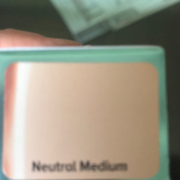 BN ItCosmetics Foundation and Brush - Picture 2 of 6